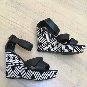 Platform sandals geometric design CL Laundry sz 6